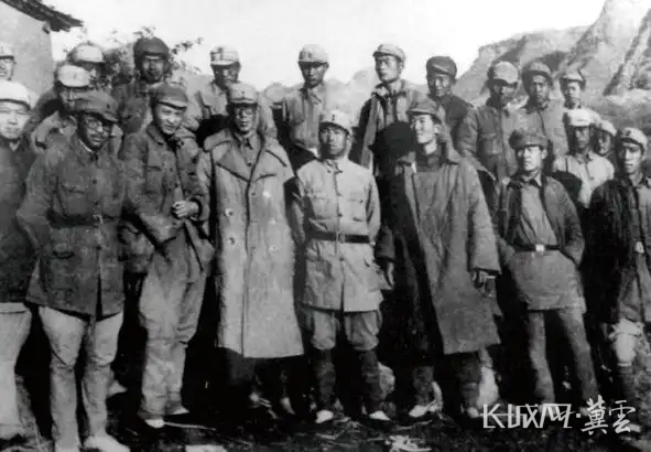 1942年，《晉察冀日?qǐng)?bào)》編輯記者合影